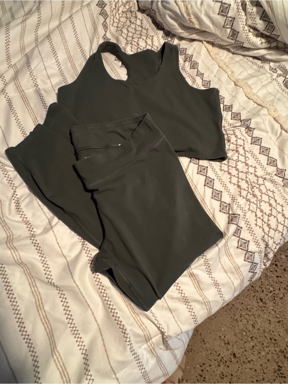 Seamless Scoop Sports Bra Crop Top & leggings in Forest Green - Picture 3 of 4